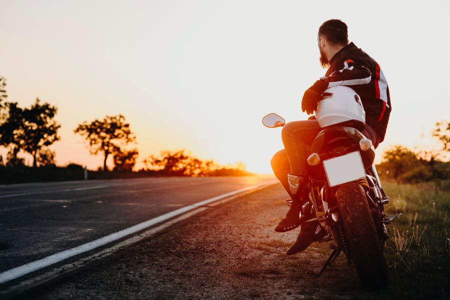 バイクに座る男性